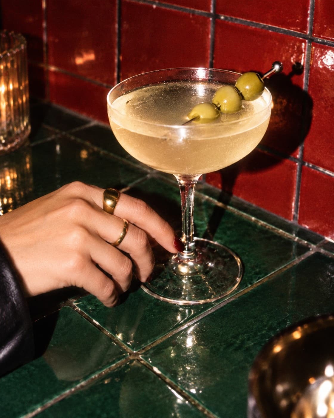 Zero-proof na dirty martini, flash photo